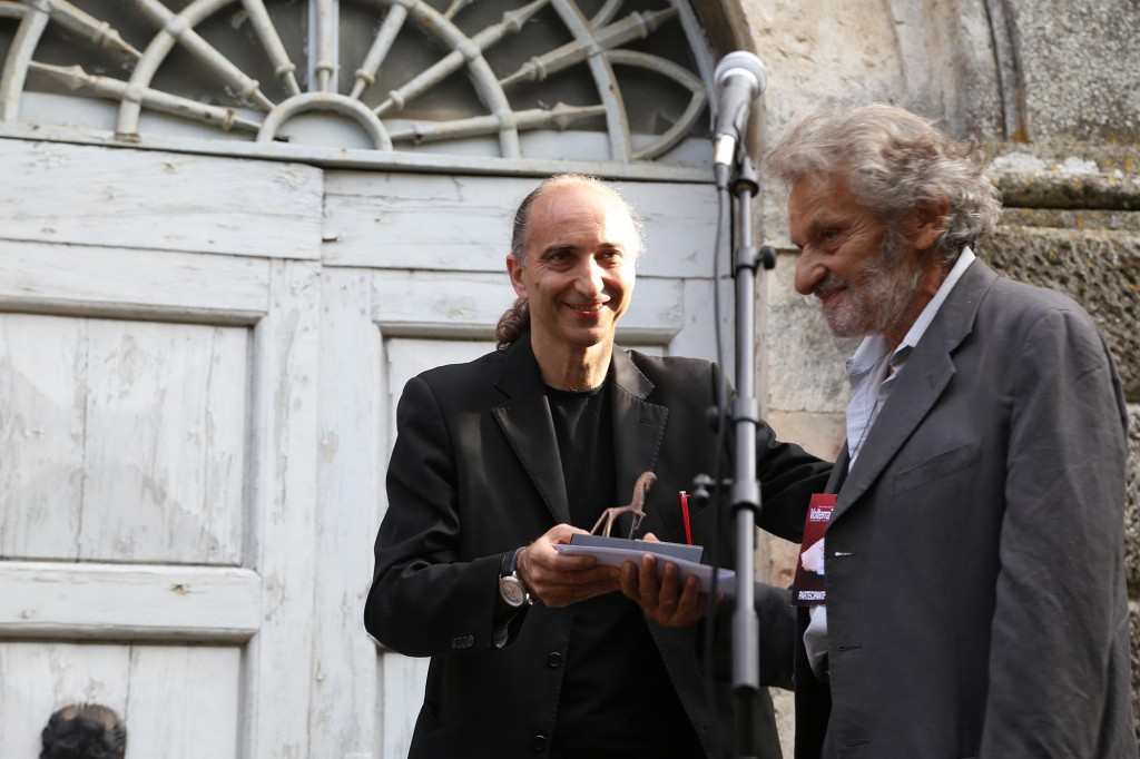 Armando Punzo consegna il Premio ANCT alla carriera a Paolo Graziosi - ph: S. Vaja